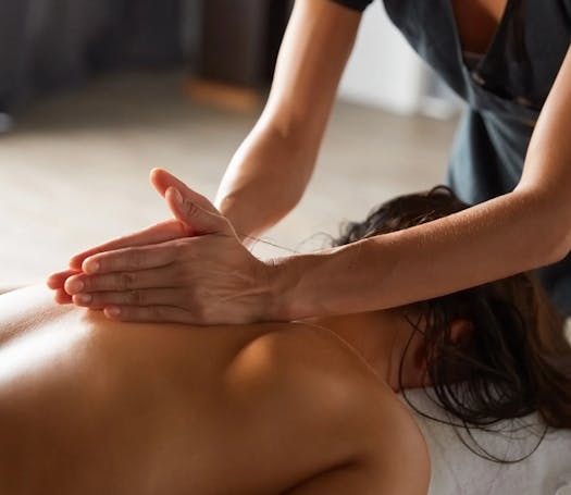 Un massage nommé tahitien est pratiqué sur une cliente