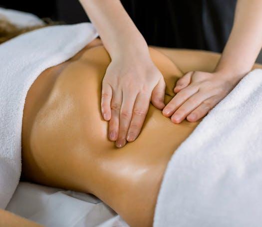 Client having a belly detox massage of Biologique Recherche