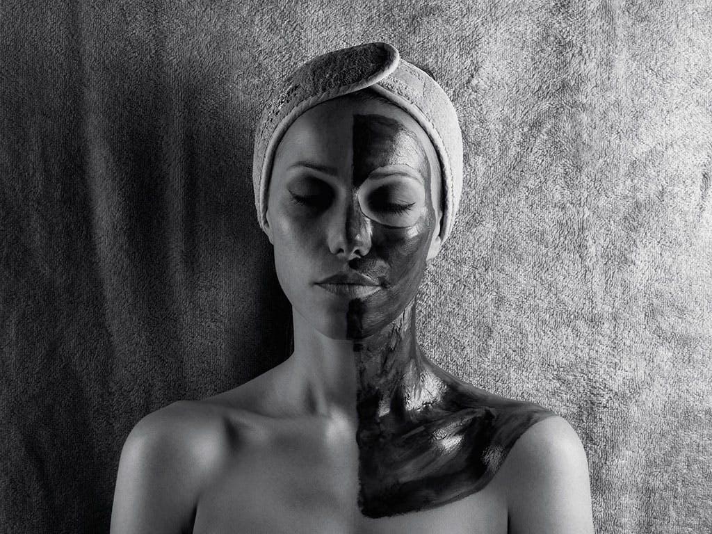 Une femme pose avec un masque biologique recherche sur le visage