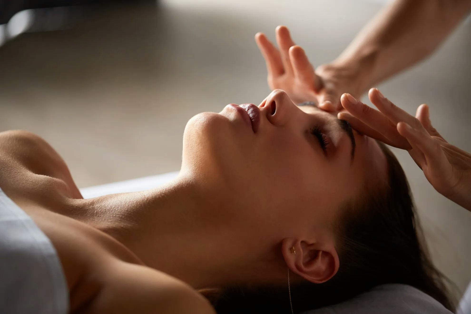 Un massage est donné à la maison de beaute à Lutry , Lausanne